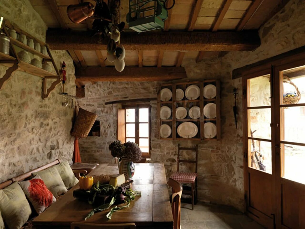 Дизайн старина. Каменный дом Мазанка интерьер. Деревенский стиль в интерьере. Кухня в стиле средневековья. Интерьер в старинном стиле.