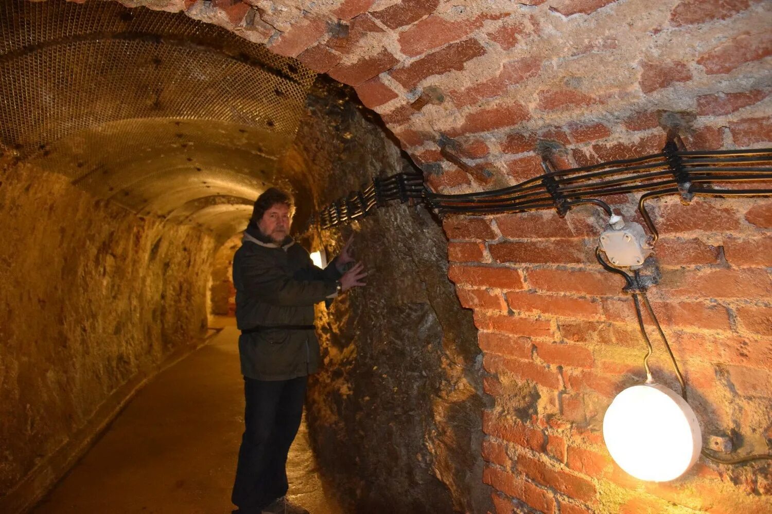 Легендарный подземный. Катакомбы Йиглавы, Чехия. В Чехии город Йиглава катакомбы. Чехия Йиглава катакомбы светящиеся. Подземелье Йиглава.