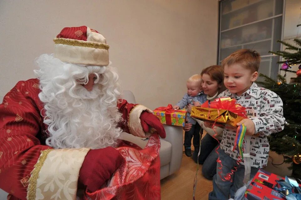 Дед мороз где брать мои подарки. Дед Мороз дарит подарки детям. Дети, которым дарит подарки дед Мороз. Российский дед Мороз дарит подарок детям. Дед Мороз в саду.