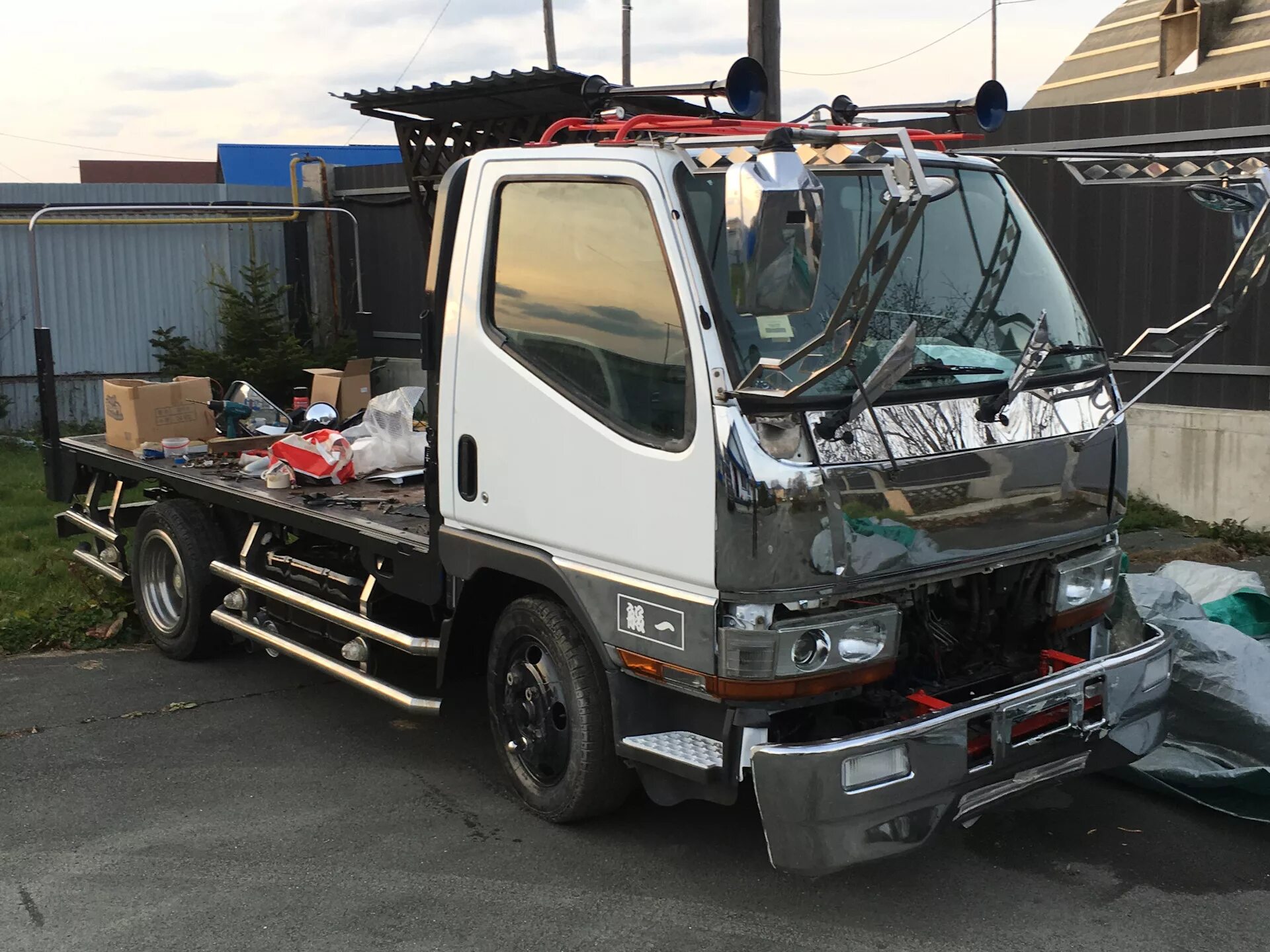 Продажа японских грузовиков. Mitsubishi Canter 1986. Mitsubishi Fuso Canter 1986. Mitsubishi Canter 1995 кабина. Митсубиси Фусо Кантер.