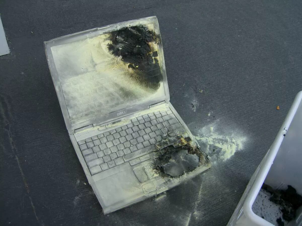 Сгорел монитор. Разбитый ноутбук. Сломанный ноутбук. Поломанный ноутбук. Сгоревший ноутбук.