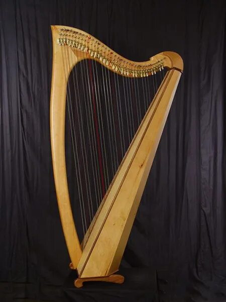 Арфа в симфоническом оркестре. Струнные музыкальные инструменты арфа. Арфа трехструнная. Типа арфы. Арфа педальная концертная.