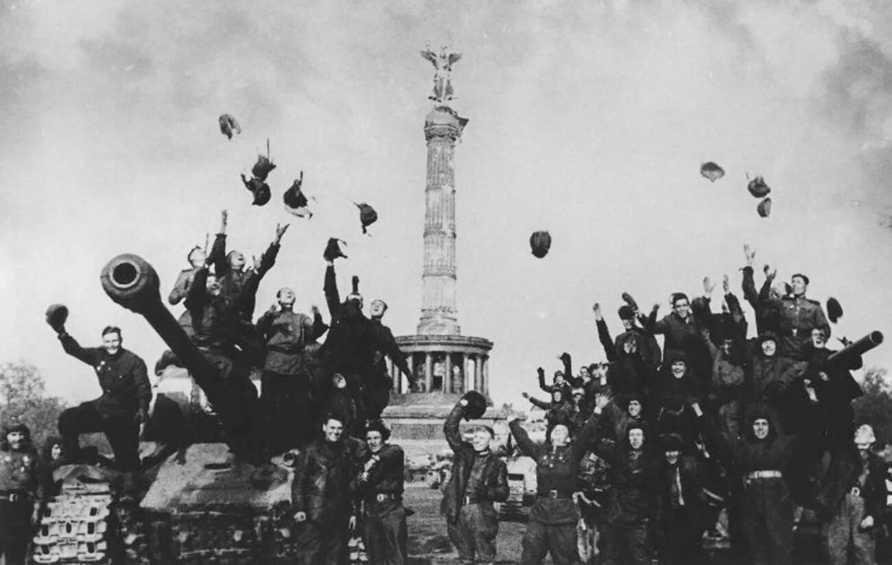 Фото победи. Парад ветеранов на красной площади. Победа май 1945 вов. С днем победы. Ветераны вов на параде.