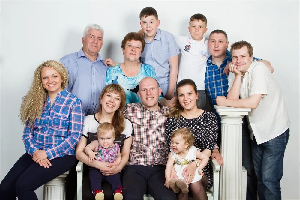 Семья много или мало. Большая семья. Семейная фотосессия. Семейная фотосессия большой семьи. Фотосъемка большой семьи в студии.