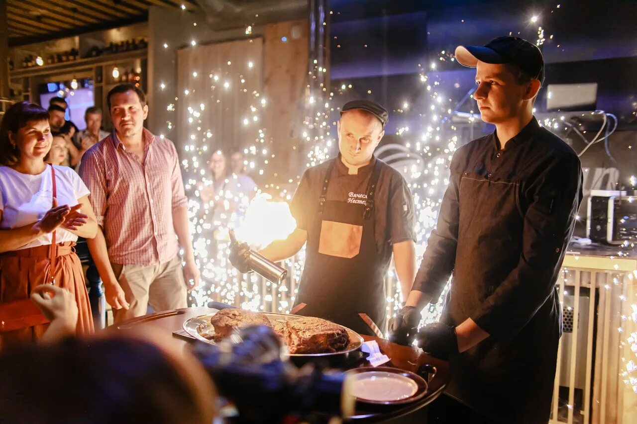 кейтеринг официанты. корпоративный ресторан. встреча друзей в кафе. мероприятие в ресторане. корпоративные мероприятия.