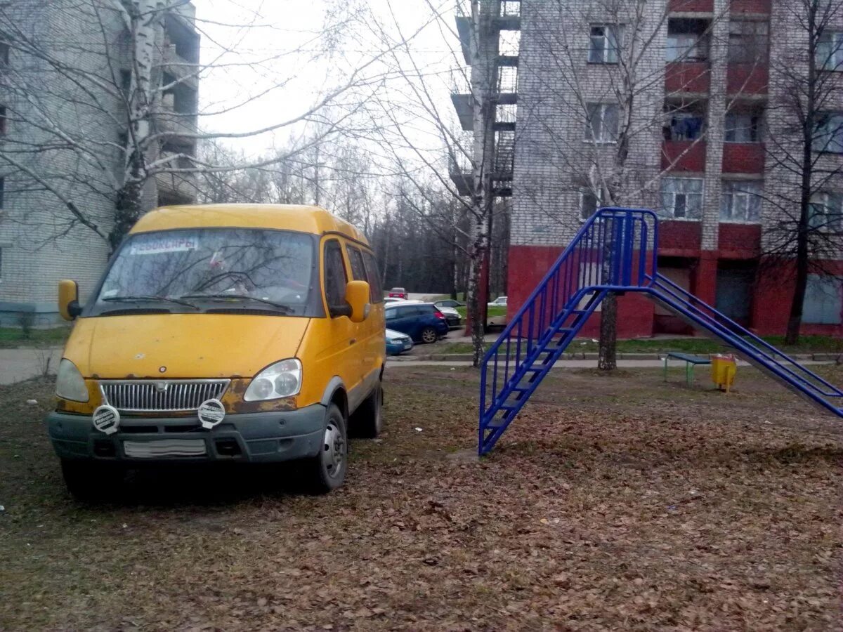Газель паркуется во дворе. Газелька во дворе. парковка газелей во дворах. газель во дворе.