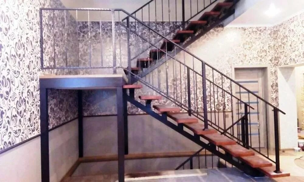 Лестницы в Калининграде металлические. Железная лестница Кения. Самодельные перила для лестниц из металла своими руками. Самодельные перила из металла своими руками. Лестница калининград купить