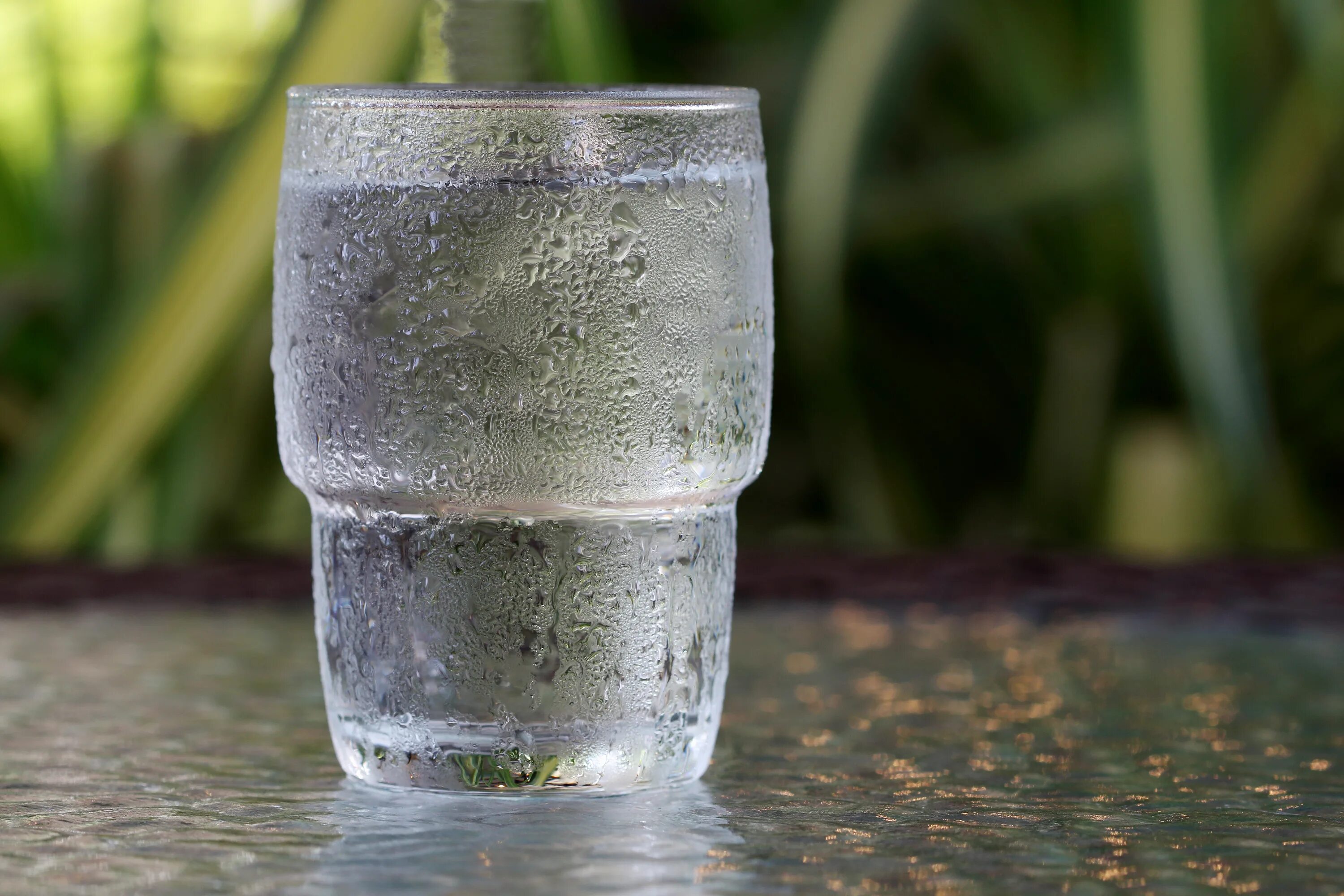 Стакан ч водой. Запотевший стакан с водой. Бокалы для воды. Конденсация воды. Стакан холодной воды.