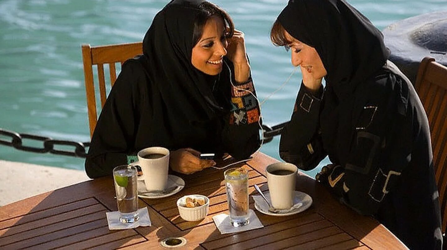 Жизнь арабом. ОАЭ женщины. Женщины в Эмиратах. Арабские женщины в жизни. Арабы в кафе.