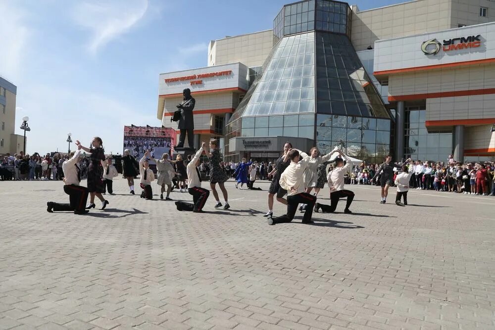 9 мая в пышме 2025. Парад 9 мая верхняя пышма 2025. парад в верхней пышме 2025. верхняя пышма 9 мая 2025. угмк музей военной техники верхняя пышма.