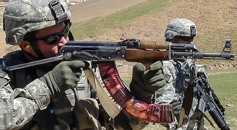 Автоматы вс рф. Акс 74 Афганистан. АК-103 ССО. АК 74 Афганистан. Американский солдат с АК.