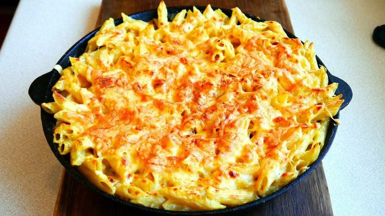 Как сделать макароны с сыром на сковороде. Макароны с сыром и майонезом в духовке. макароны с сыром по американски в духовке. макароны с сыром вкусные в духовке. макароны запеченные с сыром и майонезом в духовке.