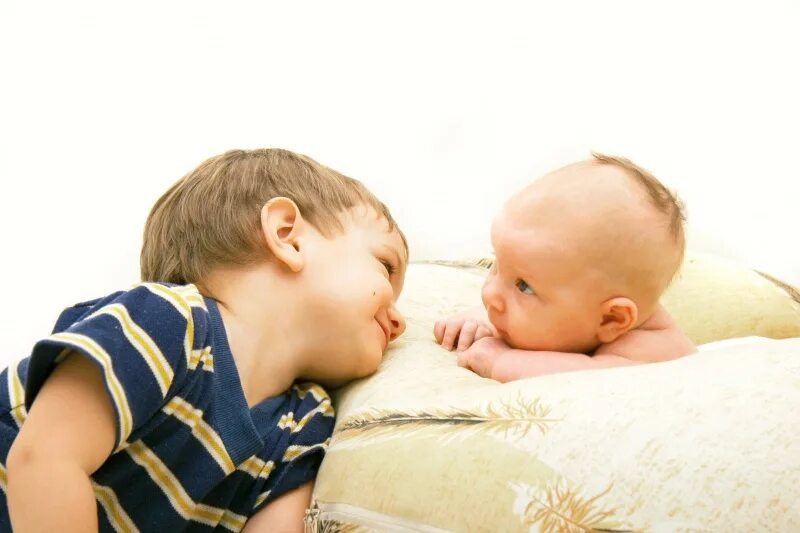 разница между старшим и младшим. старший и младший брат. старшие и младшие символисты таблица. старшие и младшие дети. девочка с младшим братом.