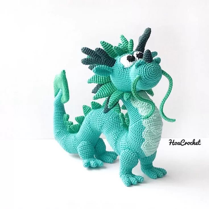 Дракончик на шаре крючком. Дракон дракоша амигуруми. мк dinegurumi дракон. вязаный дракон крючком. дракончик вязаная игрушка.