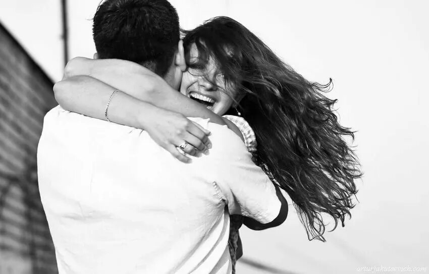 Объятия с любимым мужчиной. Очень сильные объятия. Очень сильные объятия. Обнимаю. Страстно обнимает парня.