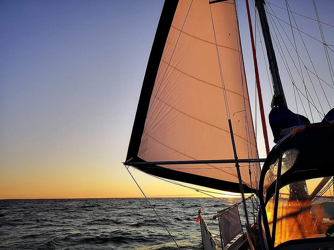 Под парусом 3. Парусная яхта крен. Парусная яхта хантер 240. Швертбот класса оптимист. Под парусом 3.