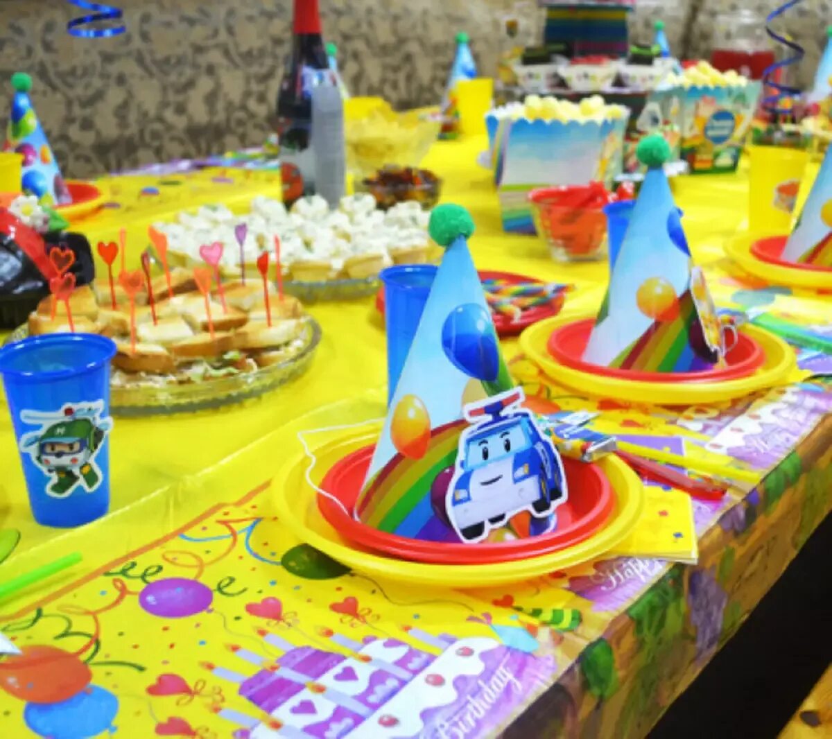 Поздравления с днём рождения 4 года. Др ребенка 4 года. Детский праздничный стол на день рождения. Сервировка стола на день рождения ребенка. Угощения на детский день рождения.