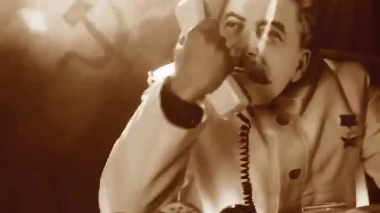 Сталин с телефоном. Сталин звонит. Сталин с телефонной трубкой. Сталин у аппарата. Сталин разговаривает по телефону
