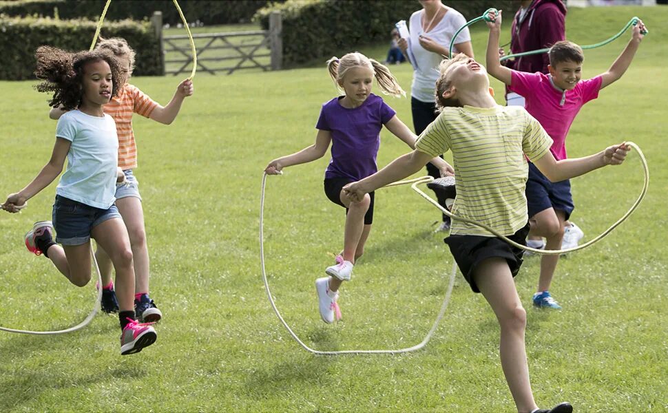 Девочка прыгает на мальчике. Эль колачо в испании фестиваль. Спортивные соревнования для детей. 1. Соревнования на скакалке.