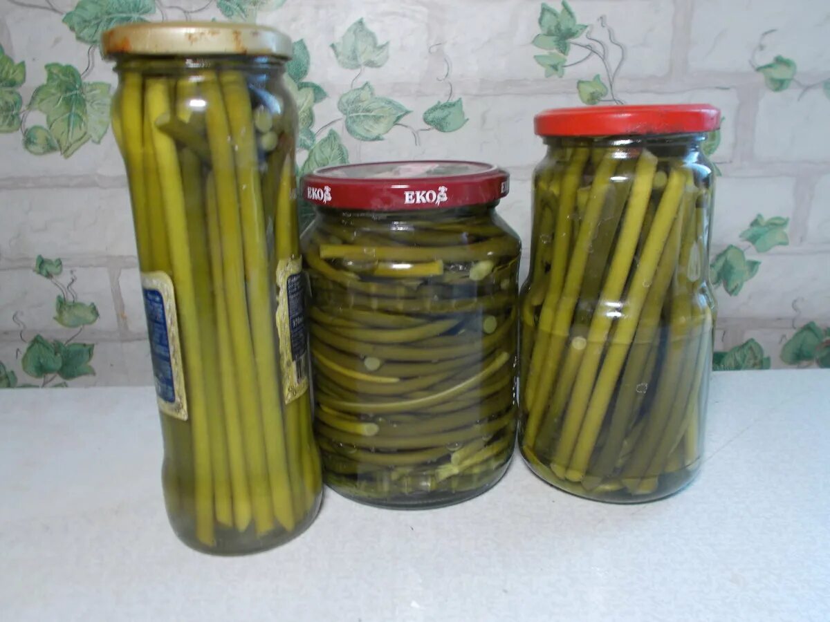 Маринованные стрелки чеснока название. Зеленый чеснок соленый. Закатка чесночных стрелок. Консервированные чесночные стрелки. Консервация чесночных стрелок.