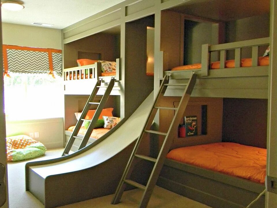 Детская на четверых. Двухэтажная кровать. Детская комната с двухэтажной кроватью. Двухэтажная комната для мальчиков. Кровать для четверых детей.
