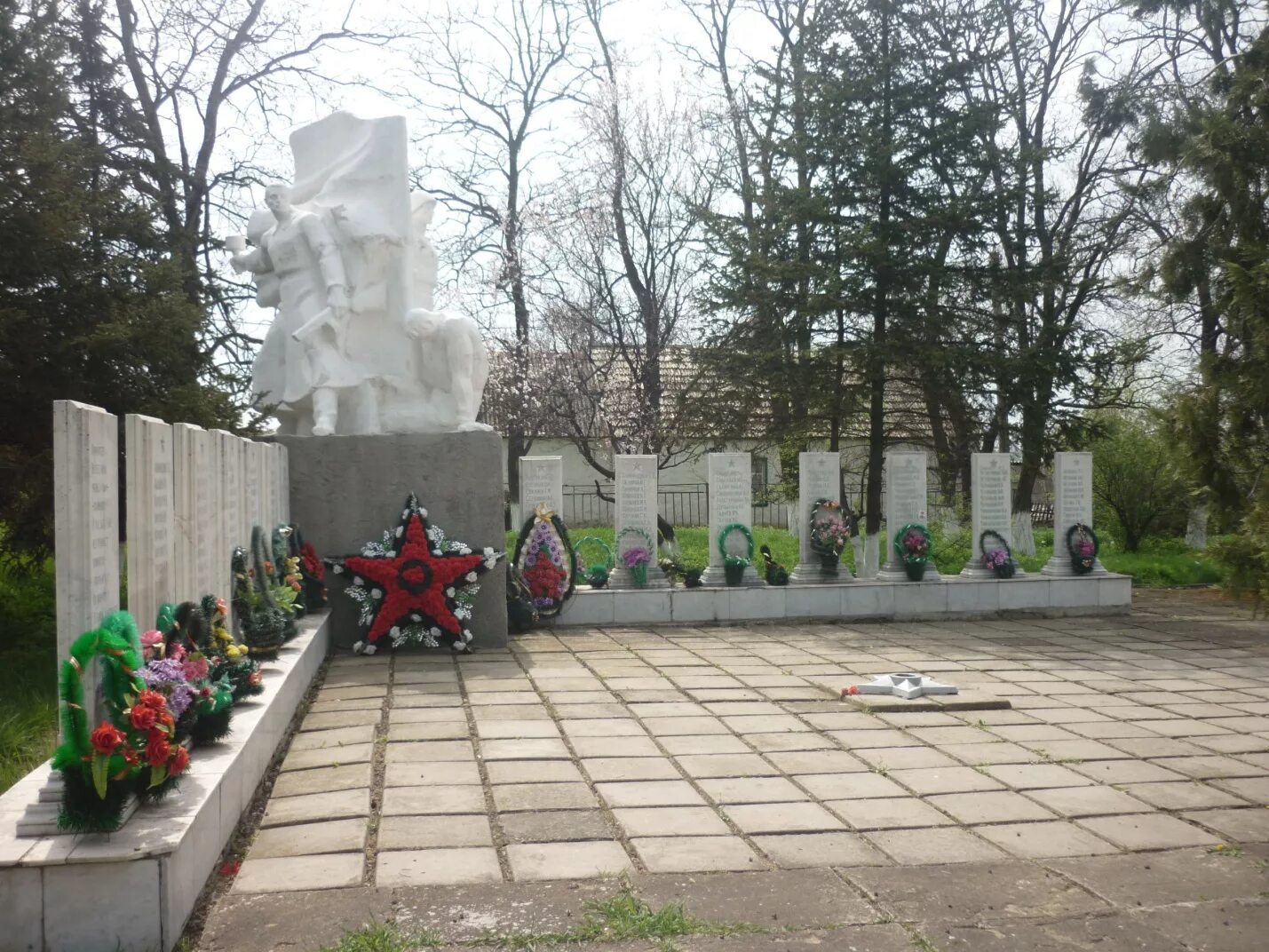 Улицы матвеев кургана. Матвеев Курган Ростовская область Братская могила. Братская могила п.Матвеево-Курган. Хутор Матвеев Курган. Село Ряженое Матвеево-Курганский район.