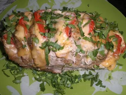 Карбонат свиной с помидорами и сыром