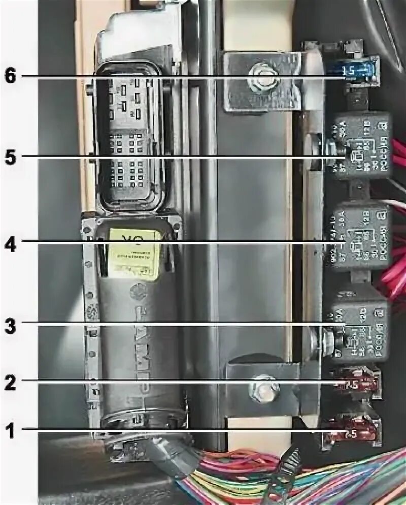 Где находится плавкий. Предохранитель бензонасоса ВАЗ 2114. Блок бензонасоса на реле 2114. Предохранитель и реле бензонасоса 2114. Предохранитель топливного насоса ВАЗ 2114.