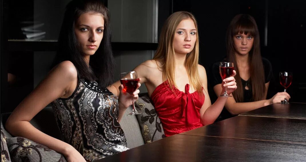 Три девушки после клуба. Подруги в баре. Три женщины в кафе. Девушка в ресторане. Три девушки в ресторане.