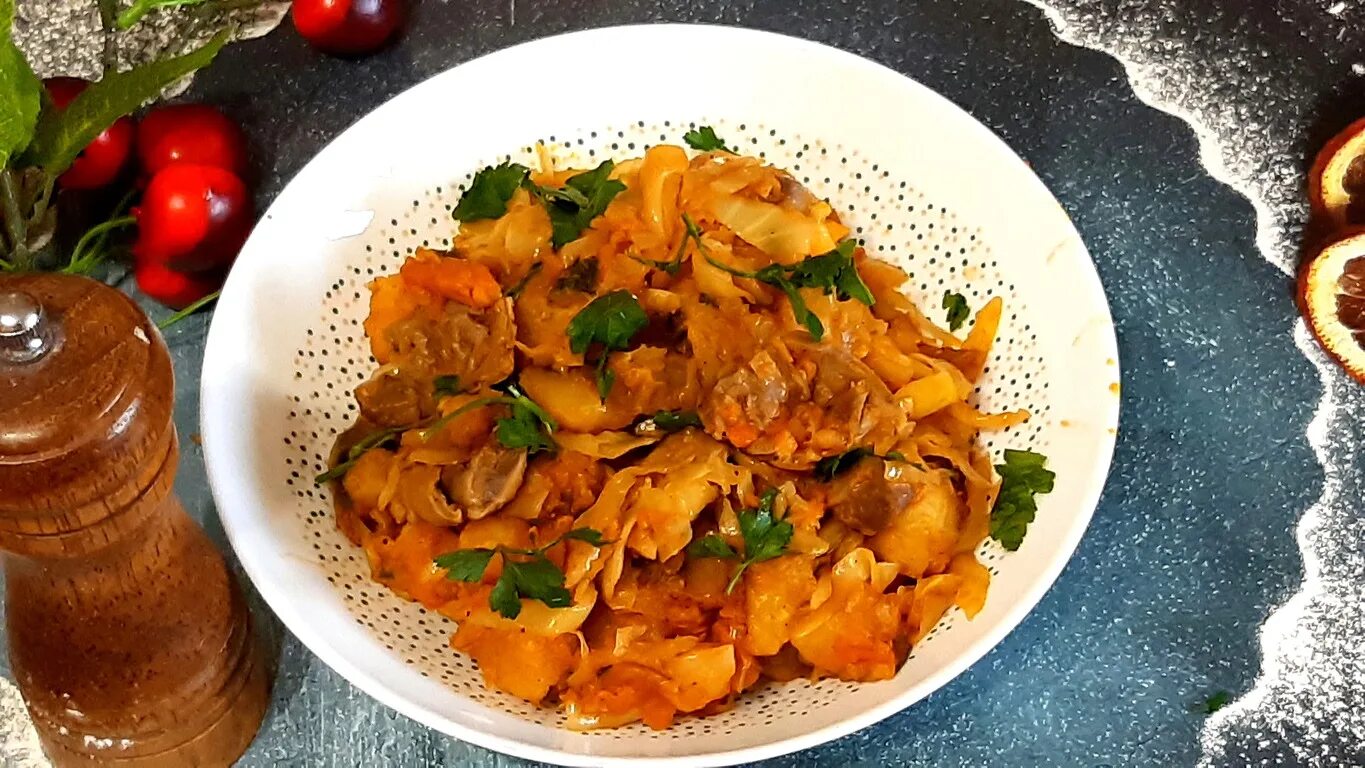 Готовим бигус из свежей капусты с мясом. Бигус куриный. бигус из курицы. бигус с мясом куры. бигус с фрикадельками.