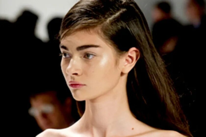 заправила волосы за ухо. волосы заправленные за уши. волосы заправленные за уши. волосы за уши. человек заправляет волосы за ухо.