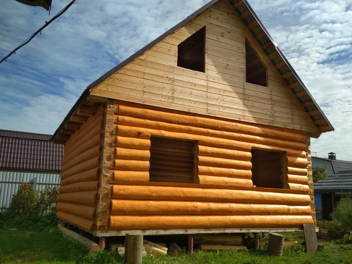 Рублены в лапу. Сруб в лапу. Дом в лапу. Баня рубленная в лапу. Дом из сруба в лапу.