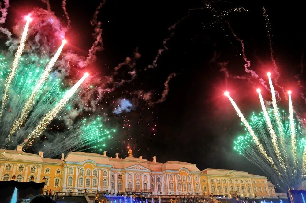 Петергоф 26 декабря. Петергоф салют. фонтан петергофа фейерверк. большой дворец (петергоф) большой фейерверк. салют каскад фонтанов.