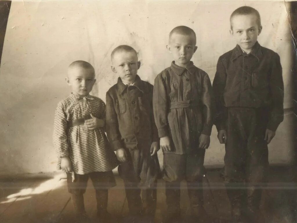 советские игрушки для детей. запретный архив. старые фото 1960 собранные на веревках. д п детский архив. садик 1960х.