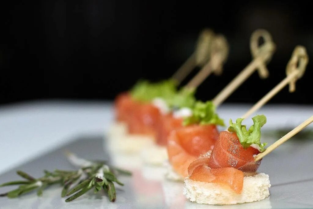 Рыба на шпажках рецепты с фото. Канапе манго авокадо креветки. Канапе для фуршета на шпажках с красной рыбой. Канапе с рыбой. Канапе с лососем и авокадо.