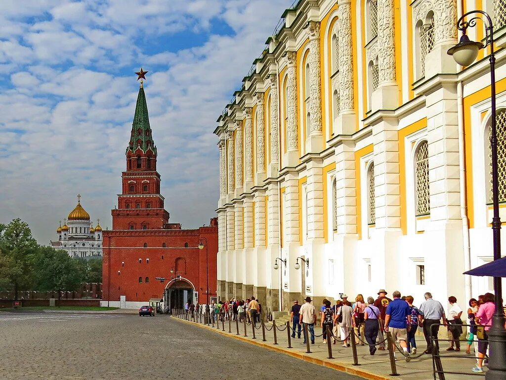 Оружейная палата в Кремле. Кремль Москва Оружейная палата. Музеи Московского Кремля. Музей Оружейная палата в Москве. Через какие ворота можно войти в кремль