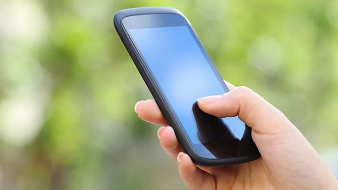 человек с телефоном в руке. человек фотографирует на телефон. Without smartphone. Without smartphone. человек с телефоном в руке.