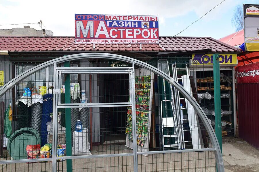 Магазин энергетиков. Выкладка товара в магазине строительных материалов. Ассортимент строительных товаров в магазине. Ассортимент строительного магазина. Город суровикино магазин мир мелочей.