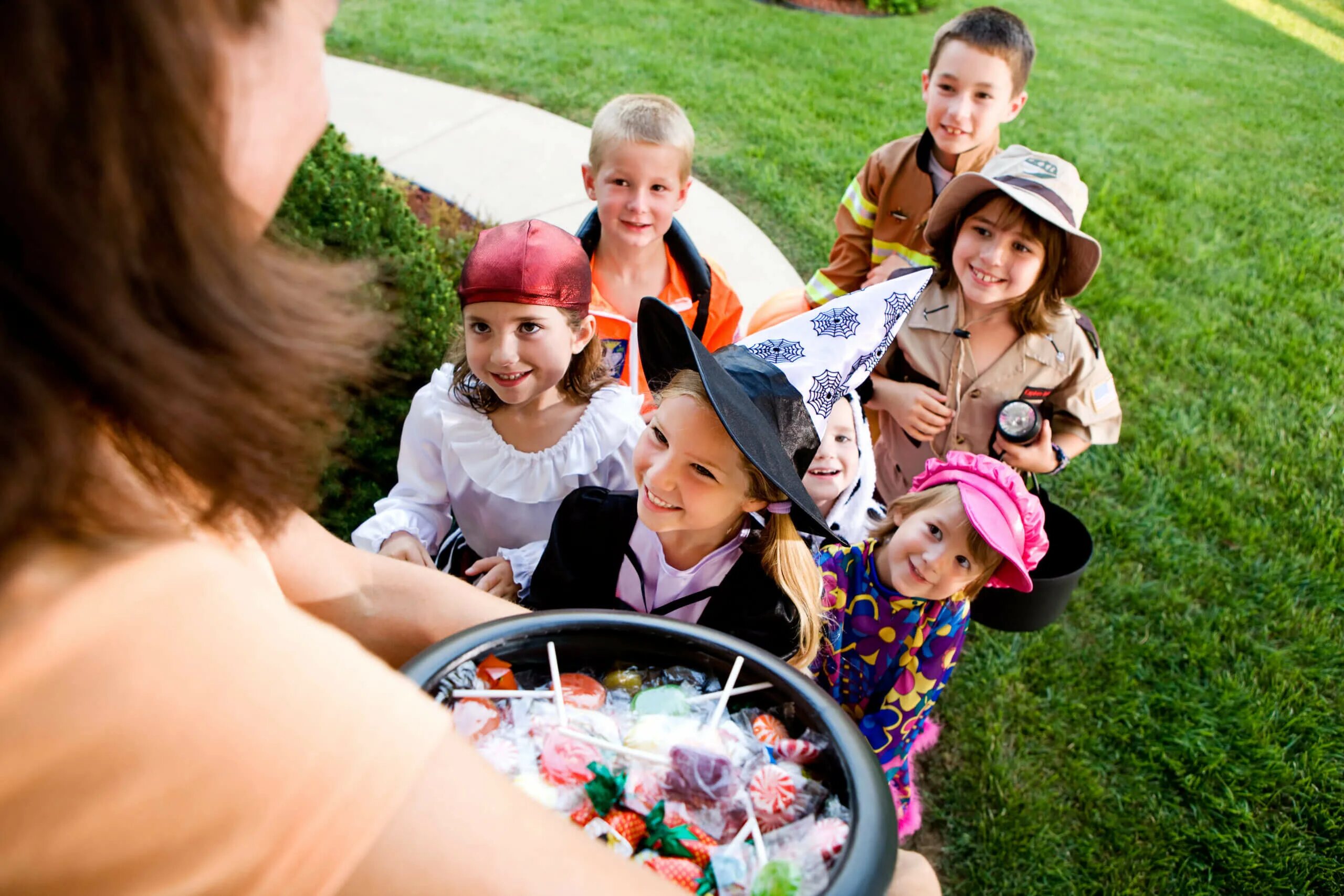 A treats children. Выпрашивание сладостей. Хэллоуин дети просят конфеты. Группы детей за городом. Сладости для детей.