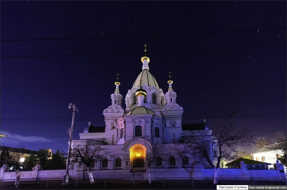 Владивосток храм ночью. Севастополь храм зима. Красивые храмы ночью.
