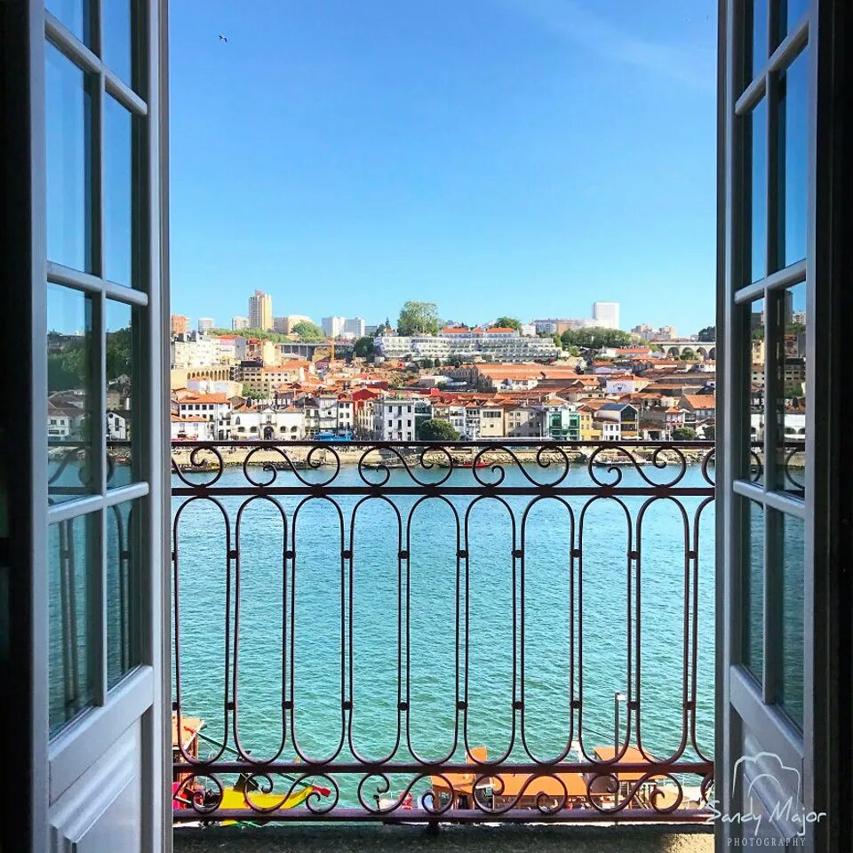 Открой view. Красивый вид с балкона. Лоджия с красивым видом. Вид с балкона на город. Вид из окна.
