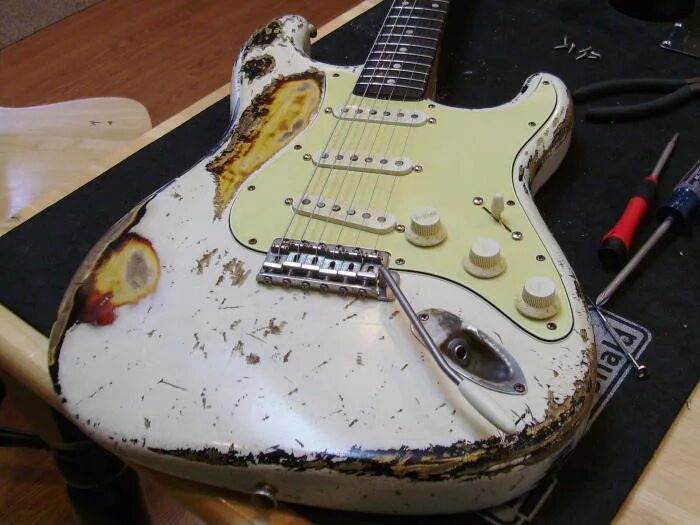 Гитара Галлахера Stratocaster. Stratocaster Olympic White Relic. MJT Guitars. Стратокастер Санбердс в наклейках. Heavy wear