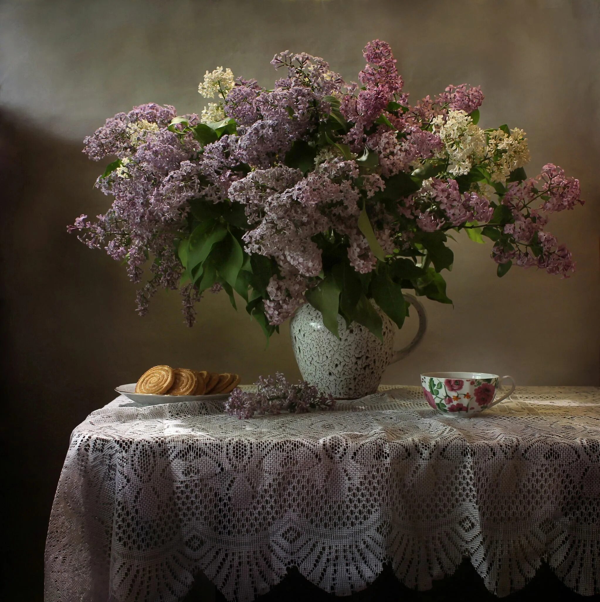 Опять сирень. Фотонатюрморты с сиренью Сергея Алексеева. Сирень для травника. Сирень на окне.