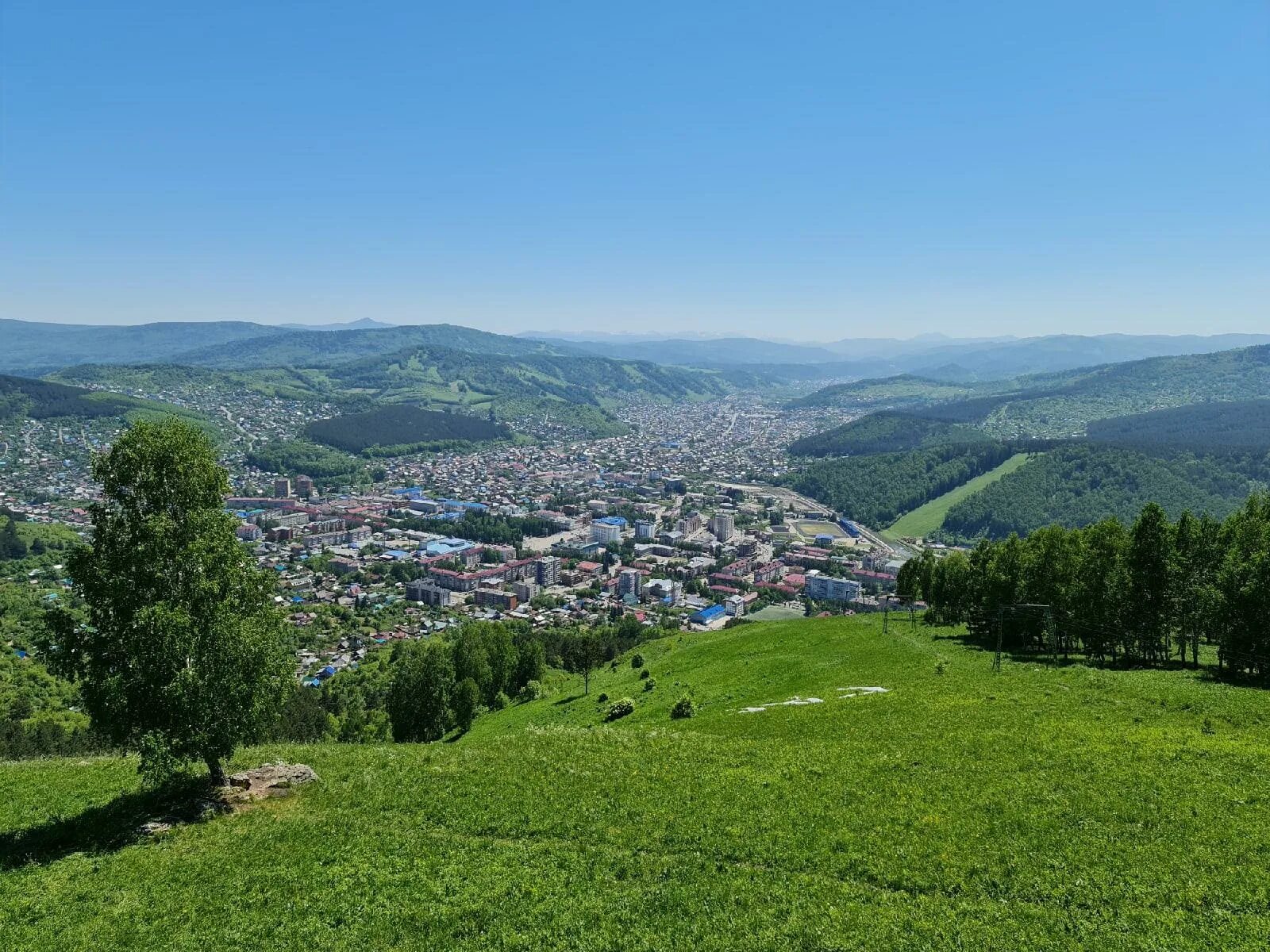 Комсомольская горно алтайск. Горно Алтайск городской панорамный парк. Смотровая площадка в Горно-Алтайске. Смотровая площадка Горно Алтайск. Гора тугая Горно-Алтайск.