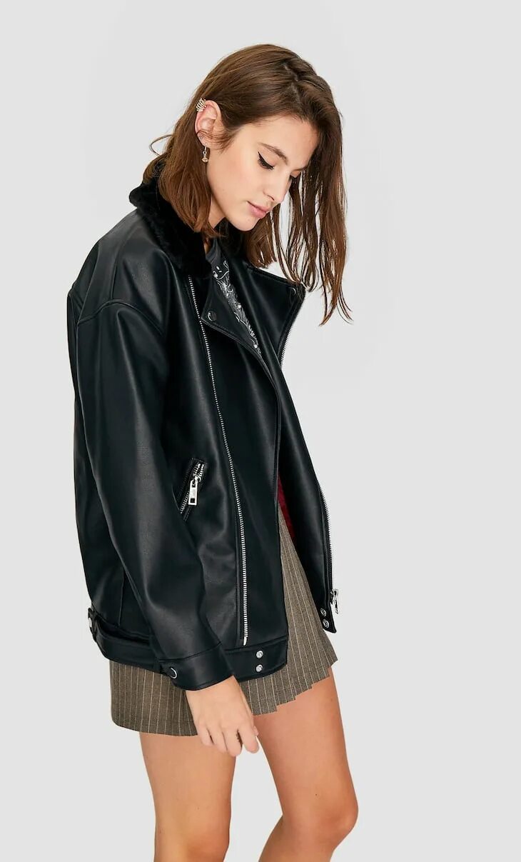Косуха зара оверсайз. Кожаная куртка женская оверсайз. Косуха asos оверсайз. Куртка кожа оверсайз 2022. Кожаная куртка оверсайз женская zara.