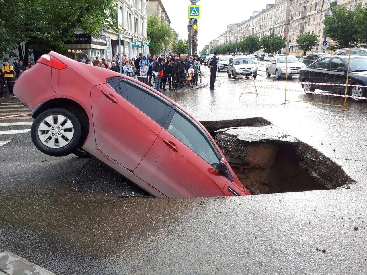 Где провалился асфальт. Машина провалилась под асфальт Ижевск. Яма для автомобиля. Машина провалилась в асфальт.