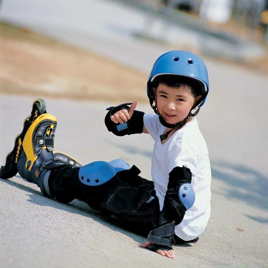 4 выбери лучший ролик. Защита для катания на роликовых коньках. Шлем для роликов детский. Роликовые коньки для катания. Роликовые коньки для детей.