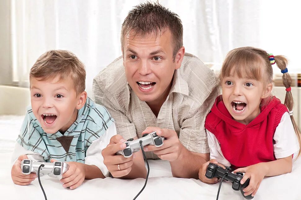 Включи папе 5. Дети играют с родителями в приставку. Счастливая семья с приставкой. Видеоигра с семьей. Папа и младенец игра на компьютере.