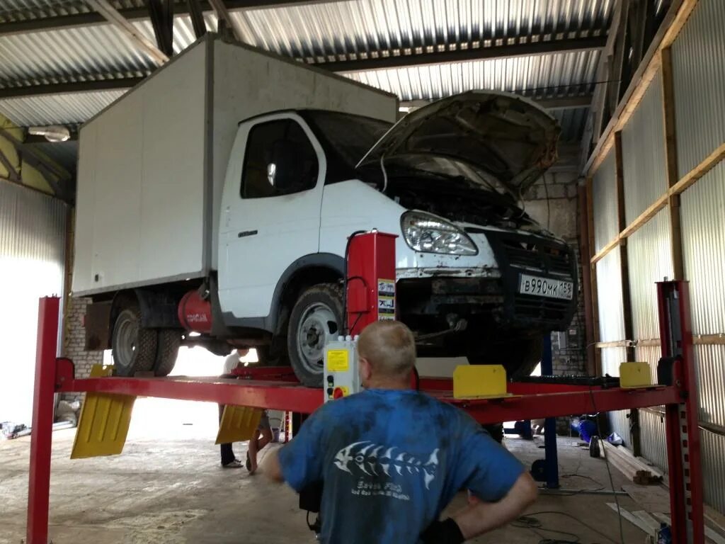 Подъёмник автомобильный для газели. Газель некст в автосервисе. Ремонтный автомобиль. Автосервис газель. Работа автослесарем газелей.