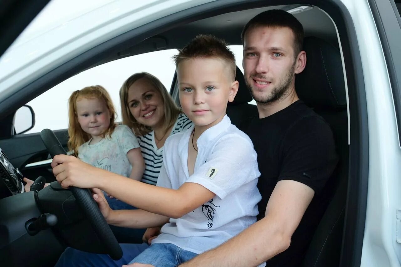 Автомобиль семьям с детьми. Семейный автомобиль. Suzuki splash багажник. Реклама семейного автомобиля. Одна машина на семью в москве.